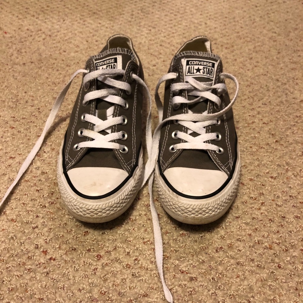 Gray low top converse all star shoes